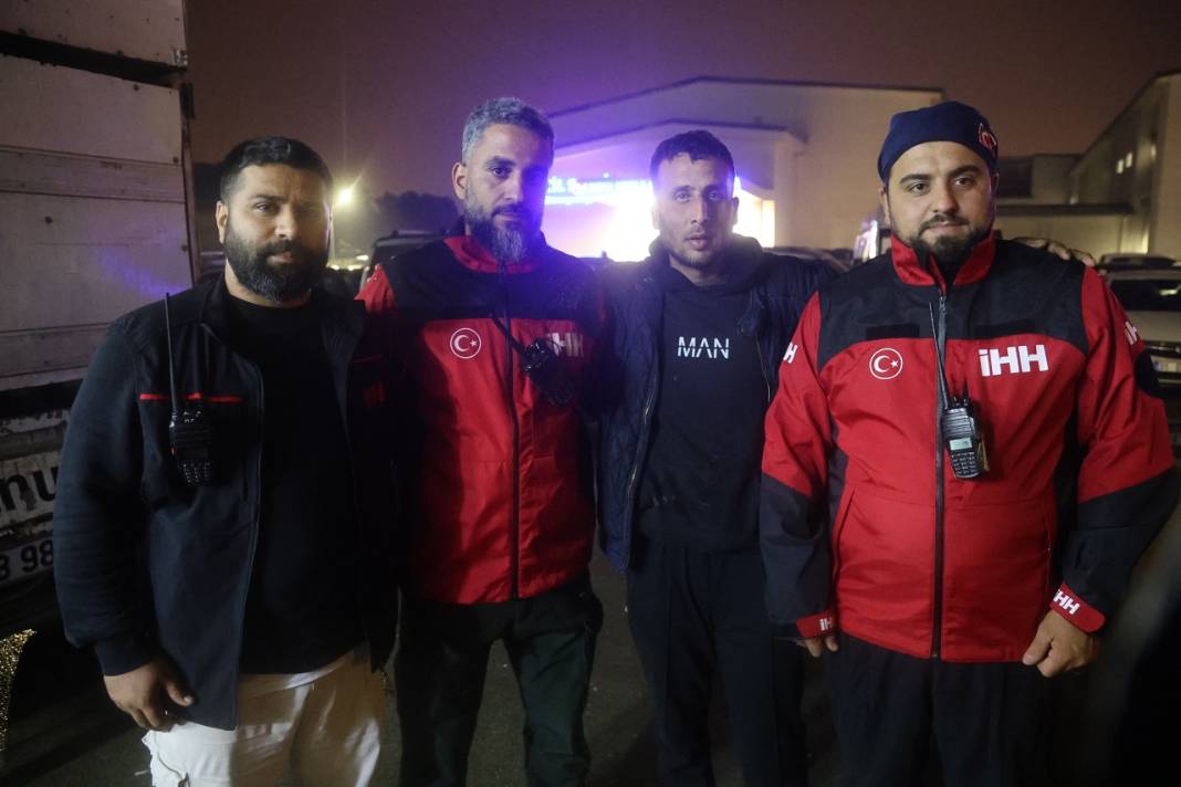 Dayısı dövüp diri diri toprağa gömmüştü: Baba, çocuğunu bulan görevliyi alnından öptü 5